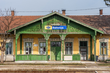 A jellegzetes, egy szintes, téglából épült állomásépületek tervei az aradi Ursitz Lipót építész műhelyében készültek. Battonya állomás a vasút hazai végpontja, a közeli országhatáron ma már nem folytatódnak a sínek Aradra.