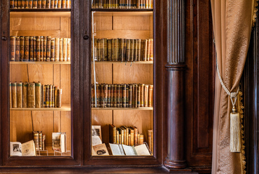 Érdekesség, hogy Tóth G. Péter kurátornak és a kiállítás összeállításáért felelős szakembereknek sikerült majdnem 300 könyvet fellelniük különféle gyűjteményekben, valamint a műtárgypiacon, amelyek valóban ebben a könyvtárszobában voltak.