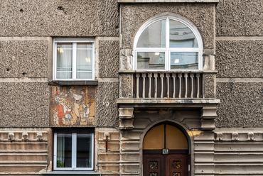 A Fadrusz utca és az Eszék utca sarkán álló háztömb tervezésére 1927-ben adott megbízást az építésznek a Centrum Házépítő- és Ingatlanvállalat. A homlokzaton Márton Ferenc népi életképeket ábrázoló sgraffitói láthatók.