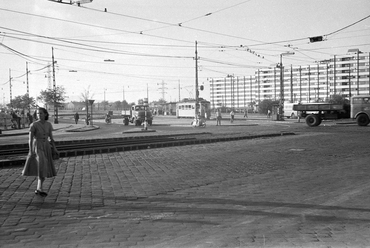 Váci út - Róbert Károly körút kereszteződése, szemben a Váci út és az Esztergomi út közötti lakótelep, 1963. Forrás: Fortepan / FŐMTERV