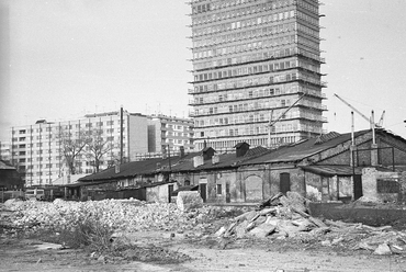 Váci út, az épülő SZOT irodaház (ma Nyugdíjfolyósító) a Róbert Károly körút felől nézve, 1971. Forrás: Fortepan / Angyalföldi Helytörténeti Gyűjtemény