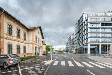 A Vizafogó rendezőpályaudvar vasúti szabvány állomásépülete, balra a Göncz Árpád városközpont új épületei. Fotó: Gulyás Attila, 2021
