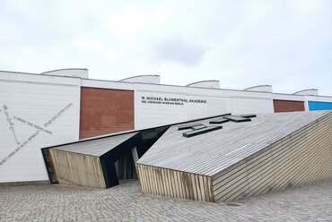 A Zsidó Múzeum akadémiájának felvételi épülete, építész: Daniel Libeskind; a háttérben a volt virágpiac – fotó: Brenner János