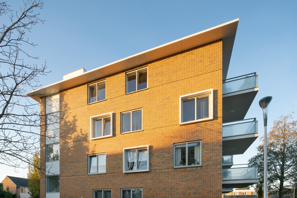 A homlokzatok nyílásainak rendszere és az ablakkeretek elhelyezése a lakások szigorú szerkesztettségét ellenpontozza. Fotó: Jannes Linders