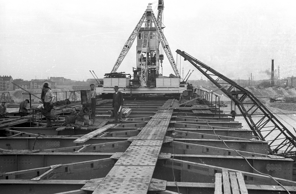 Az Árpád (Sztálin) híd építése, a pesti hídfő felé nézve, 1949. Forrás: Fortepan / UVATERV