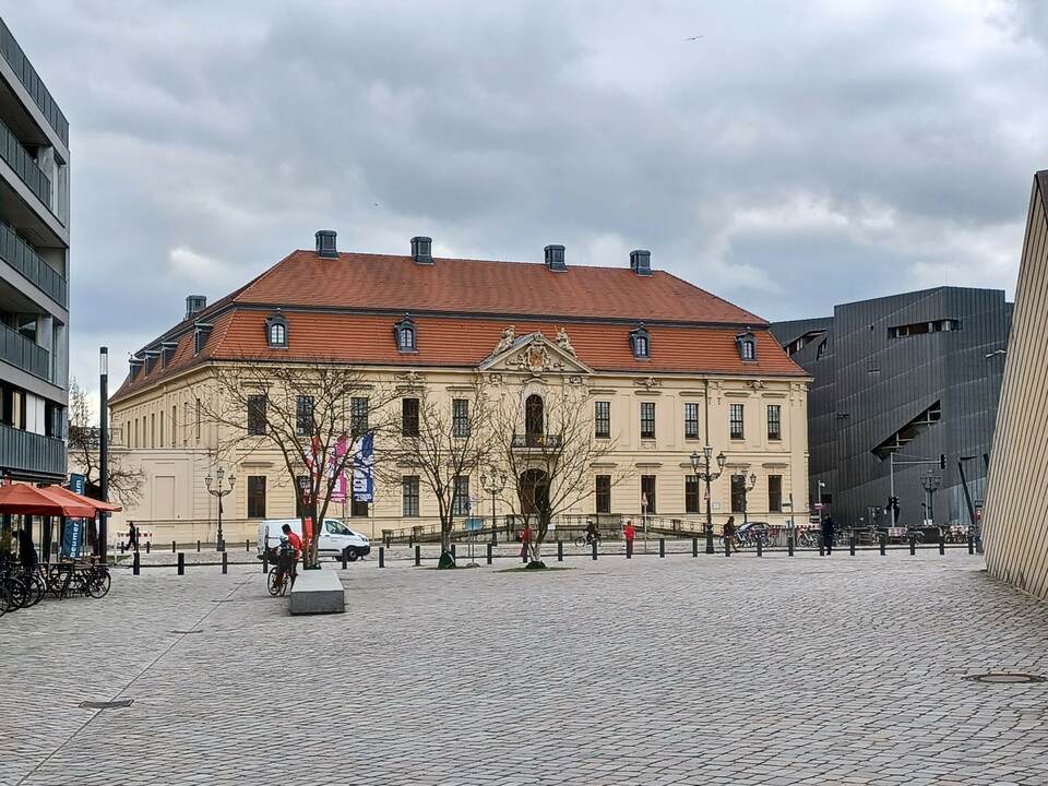 A Zsidó Múzeum régi épülete a Lindenstrasse túloldalán, jobbra a múzeum új épülete, építész: Daniel Libeskind – fotó: Brenner János