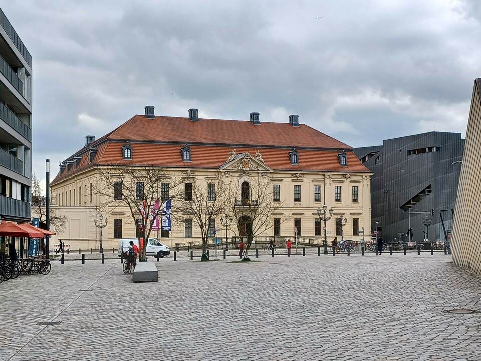 A Zsidó Múzeum régi épülete a Lindenstrasse túloldalán, jobbra a múzeum új épülete, építész: Daniel Libeskind – fotó: Brenner János