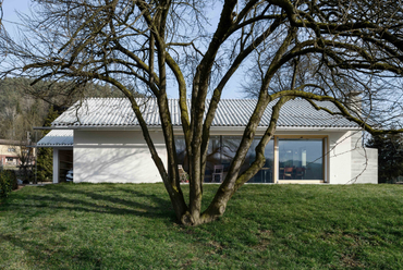 SKUPAJ ARHITEKTI, mKutin arhitektura: House for Modest Living. Litija, Szlovénia. Fotó: Miran Kambič