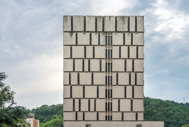 Az 1963-ban épült, ma üresen álló Karancs szálló hazánk első, brutalista stílusú, látszóbeton falazatú épülete. Tervezője a Miskolci Egyetemmel hírnevet szerzett Jánossy György, akinek nevéhez a közelmúltban lebontott budavári Diplomata-ház is kötődött.