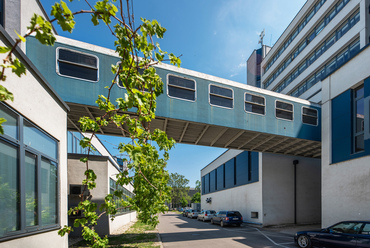 A győri Széchényi István Egyetem központi épülete és laborja között szintén látványos hídszerkezet épült, hirdetve az egyetem műszaki és közlekedési területen elért hírnevét. 