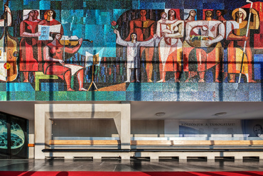 A belső fal városra néző oldalán Blaski János festőművész óriási, mintegy 120 négyzetméteres mozaikja határozza meg a belső teret.