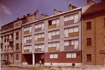 Snopper Tibor: Lakóház a szegedi Marx (ma Mars) téren. Terv: 1958, épült: 1958-1959. Fotó: Buzsáki Ferenc.