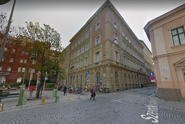 A Szentkirályi utca 40. alatt álló, a Mikszáth Kálmán térre néző épület. Forrás: Google Street View 