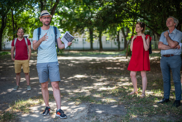 Három idegenvezetőnkhöz a séta első felében Szabó Imre, Dunaújváros főépítésze is csatlakozott, aki izgalmas személyes történetekkel is kiegészítette az elhangzottakat.