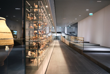 Az új Néprajzi Múzeum belső terei, benne a GMB Solutions üvegfalai. Fotó: Fazekas Nikoletta