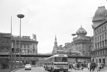 A Blaha Lujza tér átépítésére két koncepció született, az egyik szerint a Rákóczi út kapott volna felüljárót. Ezt a megoldást ábrázolja a Paradigma Ariadné által készített montázs egy archív fénykép felhasználásával.