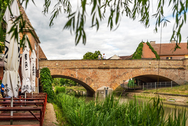 A kisméretű tégla Gyula központjában is jellegzetes építőanyag volt. Itt, az Élővíz-csatorna fölött épültek hazánk legnagyobb fesztávú, 12 méteres téglaboltozatai is, a Kapus híd két nyílásában.