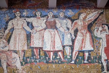 Hincz Gyula 1958-as, 49 négyzetméteres mozaikja, amely előadásra készülő fiatalokat ábrázol. 