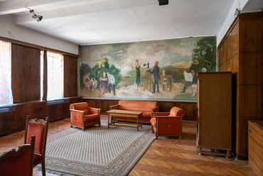 A könyvtár falát díszíti Bernáth Aurél Kossuth-díjas festő olajszekkója, közepén a múzsával és az őt mintázó festővel.