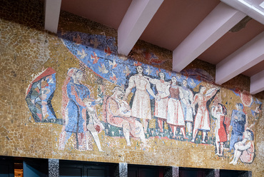 Hincz Gyula mozaikja a Művelődési Ház főcsarnokának falán kapott helyet.