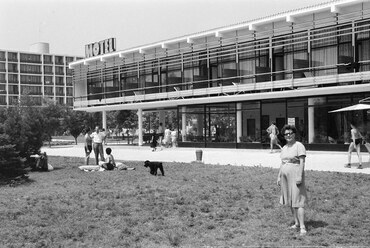 Tihany, Kis Tihany Szálló (Motel), háttérben a Hotel Tihany, 1966. Forrás: Fortepan 218419 / Burszán Sándor