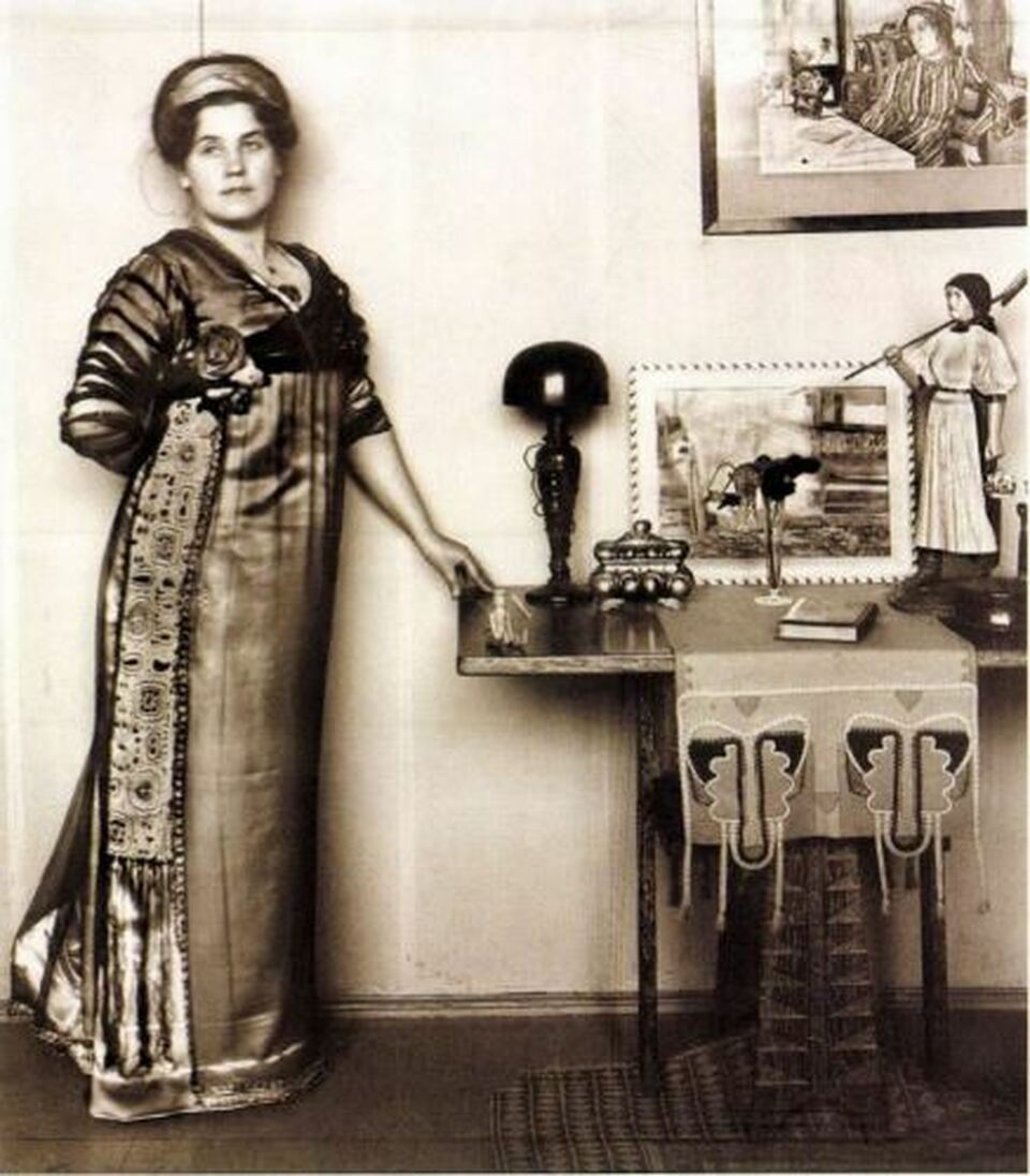 Undi Mariska saját tervezésű ruhában, 1912 körül © Magyar Iparművészet, Gödöllői Városi Múzeum