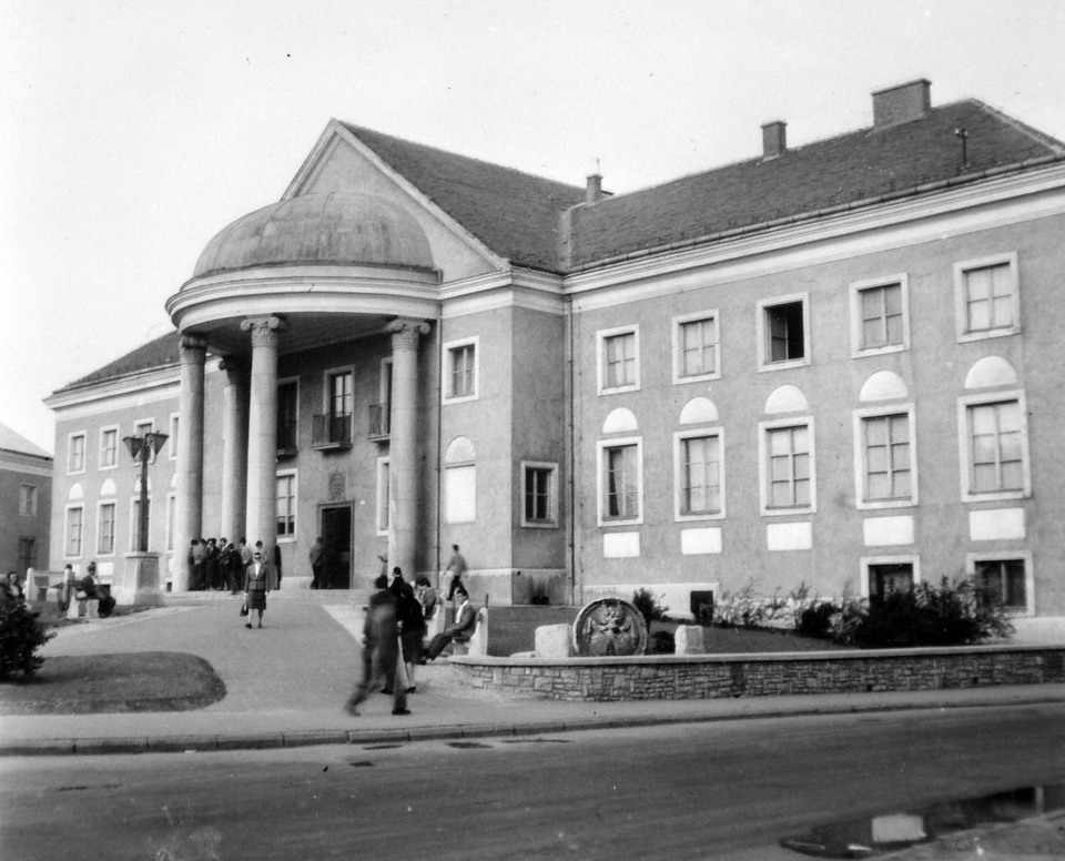 Jó Szerencsét Művelődési Központ, Várpalota. Tervező: Károlyi Antal, LAKÓTERV. Forrás: Fortepan (1963)