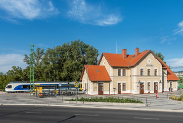 A Budapest-Esztergomi HÉV az elmúlt évek felújításai nyomán az egyik legforgalmasabb elővárosi vasúttá fejlődött. Dorog állomás első osztályú épülete is a vasúttal együtt született újjá.