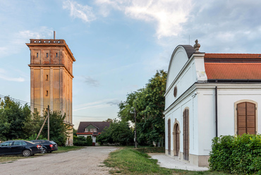 Az előzőeknél is régebbi a fertődi Eszterházy-kastély mellett álló víztorony. Helyén már a 18. század elején is állt hasonló építmény a szökőkutak víznyomásának biztosítására. A mai torony száz évvel később épült.