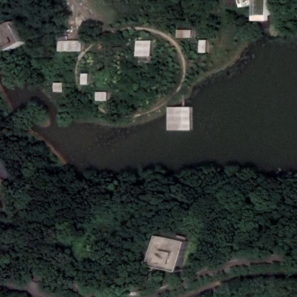 SANAA épület a kép felső részén, a tó másik oldalán az eredetileg Bacmannak szánt parcella, beépítve Yuan épületével – kép forrása: Google Maps