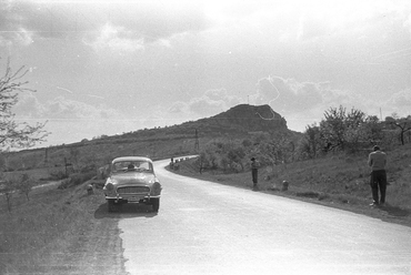 Budaörs, Szabadság út, háttérben a Törökugrató, 1960. Forrás: Fortepan / Kende János