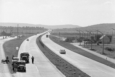 Az M1-M7-es autópálya közös szakasza a benzinkútnál a Károly király utcai felüljáróról nézve, 1966. Forrás: Fortepan / Magyar Rendőr
