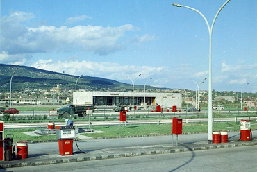Benzinkút az M1-M7-es autópálya közös szakasza mellett, 1968. Forrás: Fortepan/UVATERV