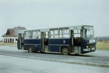 A Budaörsi Lakótelep autóbusz-végállomás az 1990-es évek első felében. Hátterében a még meg nem épült bevásárlóközpontok helye. Forrás: Facebook, Budaörs Retro
