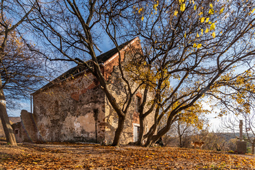 Az eredeti falu mintegy száz lakosú, egyutcás település volt, amelyhez hasonlóból számos akad a mai Budapest területén. A valószínűleg fallal és temetővel is körülvett, 800 éves templom fennmaradása viszont egyedülálló.