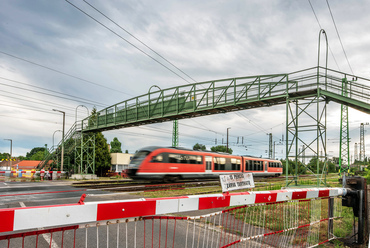 Pécs szélén áll egy egyszerűnek tűnő gyalogoshíd a Szigetvárra tartó vasút fölött, ami valójában a hazai hídépítés történetének egyik legfontosabb emléke. A balatonszemesi vasútállomásról hozták ide 1961-ben, de nem ez adja a jelentőségét.