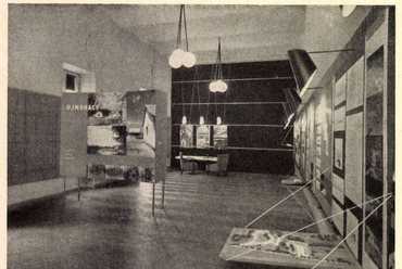 Az 1956. szeptemberi mesteriskolás kiállítás enteriőrje (MÉ 1957, 1–2. szám, 6.)