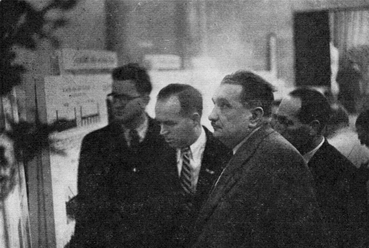 Biczók Imre bemutatja az FTI kiállítását Szíjártó Lajos miniszternek, valamint Lux László és Kilián József miniszterhelyetteseknek (1955). Forrás: Magyar Építőipar 1978. s. szám