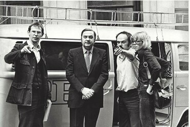 A csoport Karl Schwanzerrel a 'Die verstroßene Stadt' [A feldúlt város] című tévéfilm forgatásán, 1974 © MAK