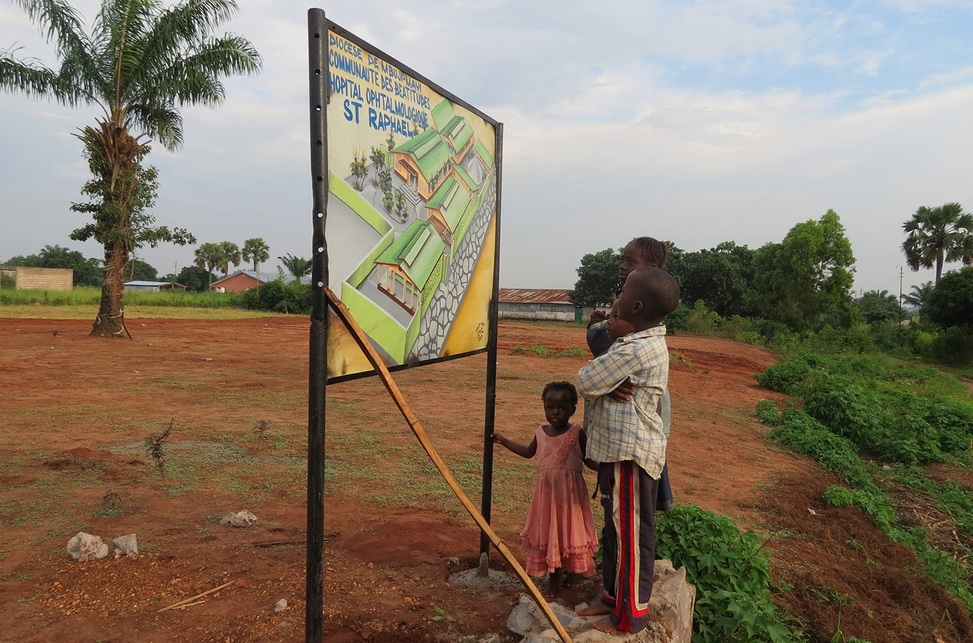 Szent Raphael Szemészeti Klinika, Mbuji-Mayi, Kongó - Telek az építési táblával, 2013. december - fotó: Bordás-Varga Nóra