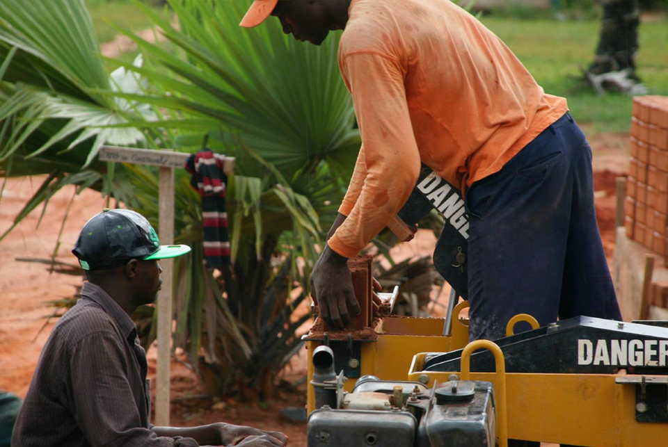 Szent Raphael Szemészeti Klinika, Mbuji-Mayi, Kongó - A földtégla gyártása az építkezés helyszínen - fotó: Hardi Richárd