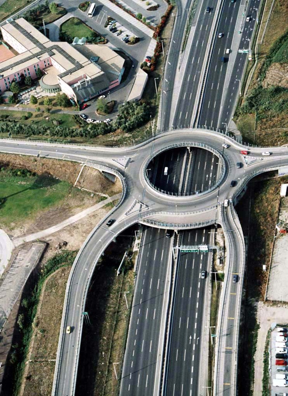 Körforgalmi csomópont az M1-M7-es autópálya közös kivezető szakasza felett. Forrás: Wikipedia