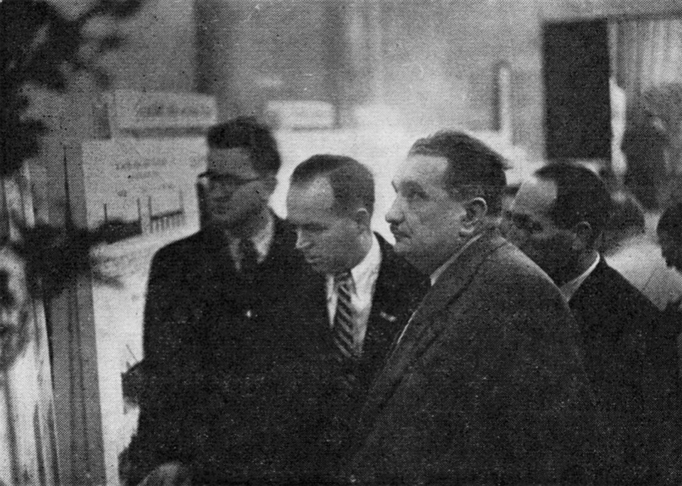 Biczók Imre bemutatja az FTI kiállítását Szíjártó Lajos miniszternek, valamint Lux László és Kilián József miniszterhelyetteseknek (1955). Forrás: Magyar Építőipar 1978. s. szám