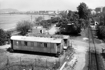 01 A Dunaparti teherpályaudvar részlete a Déli összekötő vasúti hídtól a Petőfi híd felé nézve (1989). Forrás: FORTEPAN / Ferencvárosi Helytörténeti Gyűjtemény