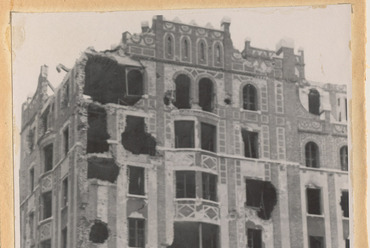 A budai postapalota északnyugati (postahivatali) saroktömbje, 1945., Forrás: Postamúzeum, Fotótár