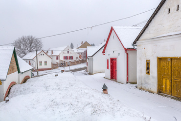 Míg nyáron több kis családi pincészet is nyitva tart, télre teljesen elcsendesednek a kétszáz éves utcák.