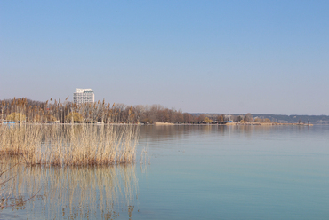 Balatonalmádi, a Lottótelep előtti vízpart / Fotó: Wettstein Domonkos