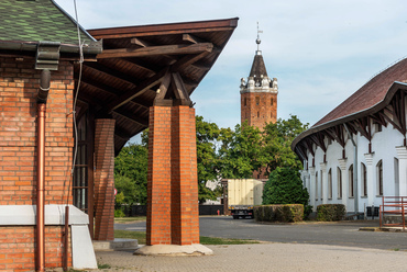 A nyers tégla falazat Szabolcsban ritkaság, bár nem teljesen egyedi: a városközpontban, látótávolságban áll a XIV. századi református templom.