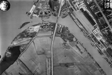 Légifotó, Csepel, középen a Weiss Manfréd út (Kikötő főút). Fent a Ráckevei (Soroksári)-Duna a Kvassay zsilippel és a híddal, jobbra a Nagyvásártelep. A felvétel 1944. április 14-én készült. Fortepan / Magyar Királyi Honvéd Légierő