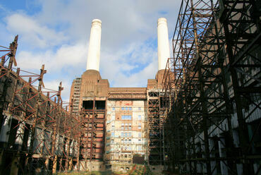 A tetőszerkezet nélküli Battersea Erőmű belseje, 2006-ban - Forrás: Creative Commons